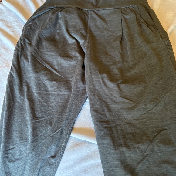 Vuori, gray harem style jogger, sz L - Picture 2 of 3